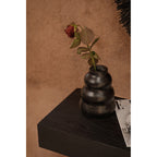 Vase Burned en terre cuite noire 17 cm en situation