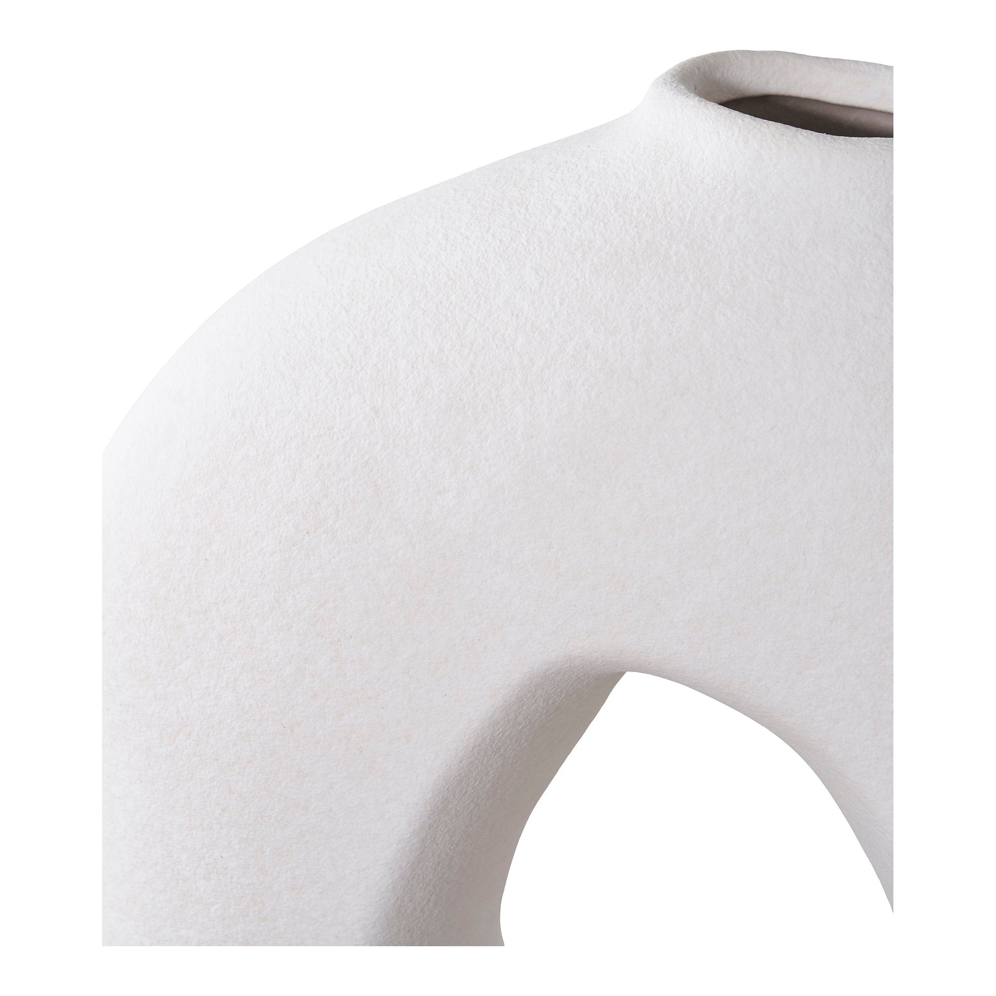 Détail surface sablée granuleuse texturée vase céramique blanc craie mat