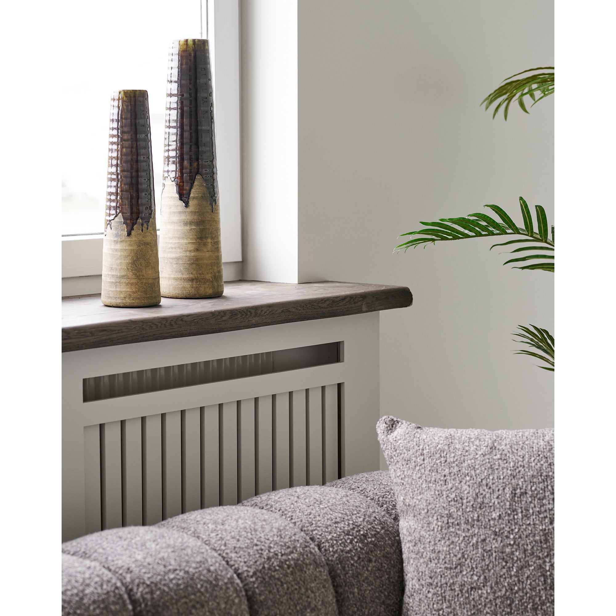 Duo vases céramique brun tabac grès brut posés en duo sur rebord fenêtre bois sombre