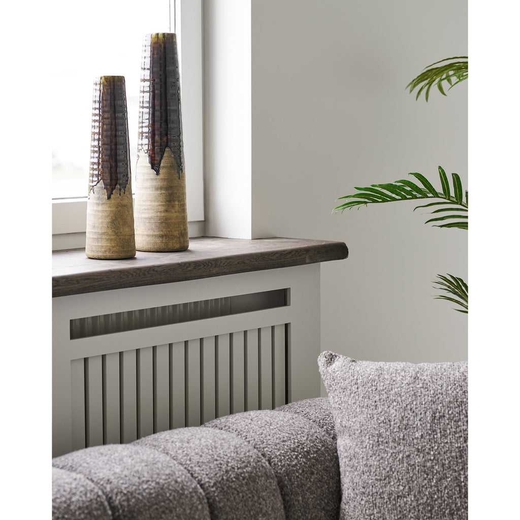 Duo vases céramique grand et petit brun tabac grès brut posés rebord fenêtre bois sombre