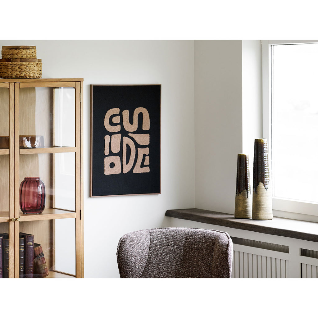 Grand vase céramique effilé brun tabac sur rebord fenêtre salon vitrine chêne en duo