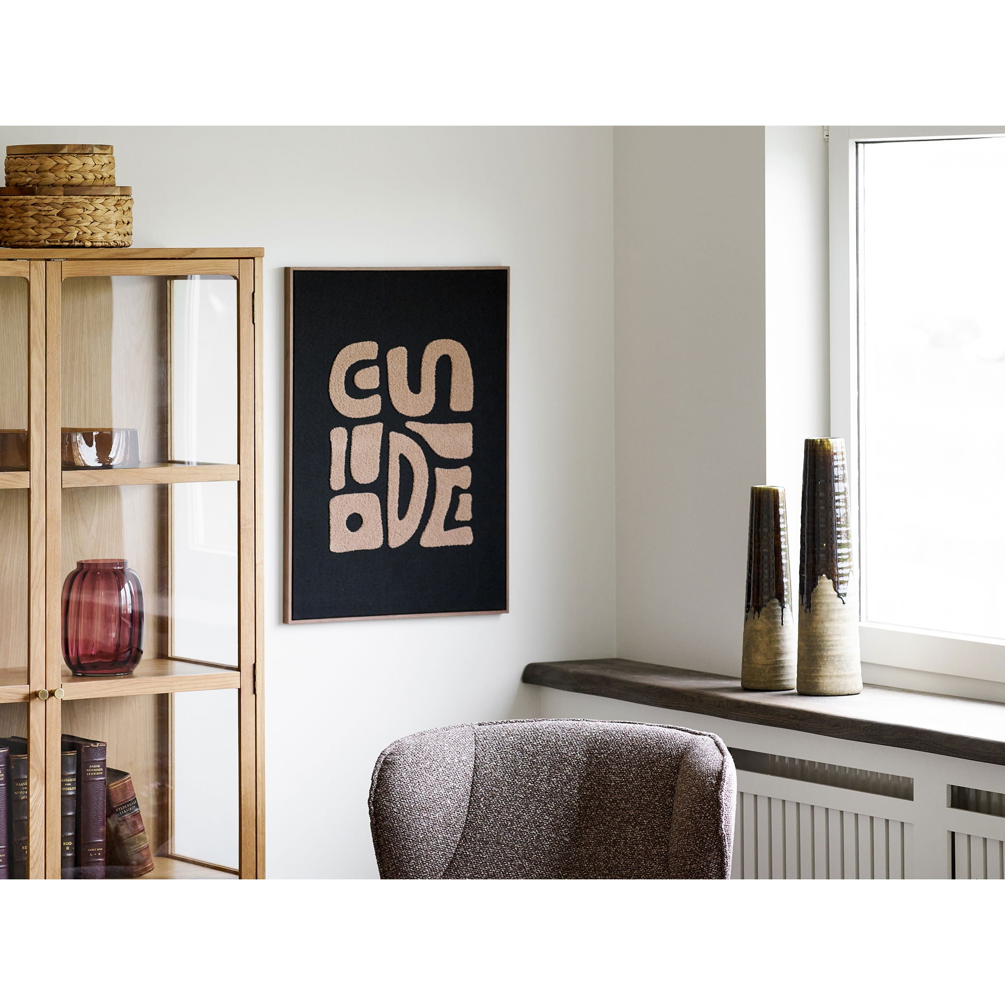 Grand vase céramique effilé brun tabac sur rebord fenêtre salon vitrine chêne en duo
