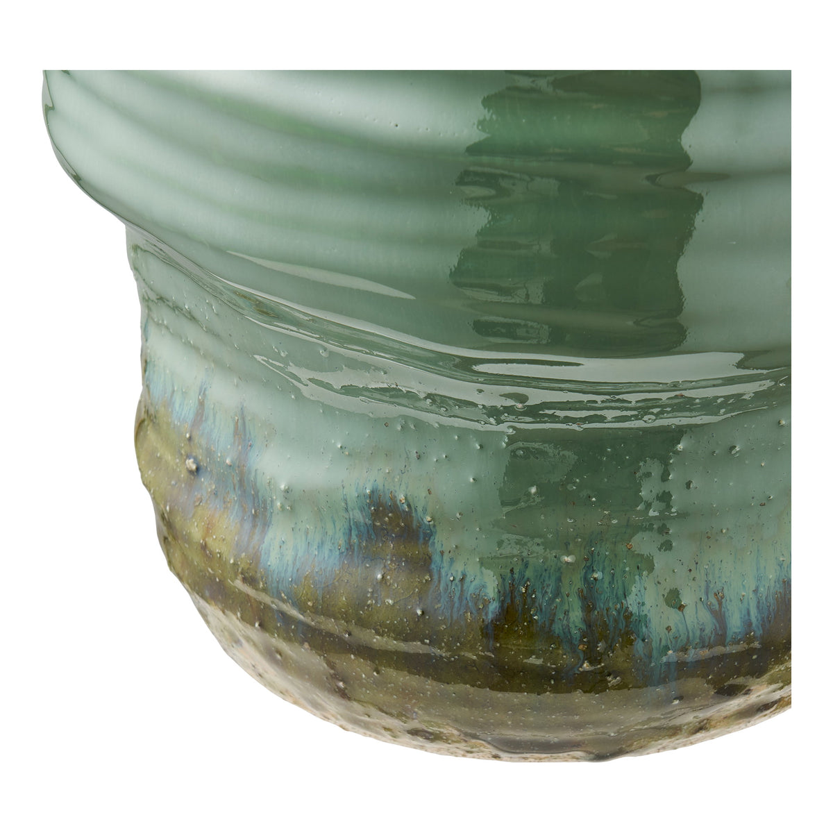 Détail du pied du vase céramique vert avec coulées bleu irisé et kaki
