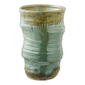 Vase en céramique vert céladon émaillé silhouette ondulée col et pied mouchetés kaki