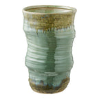 Vase en céramique vert céladon émaillé silhouette ondulée col et pied mouchetés kaki