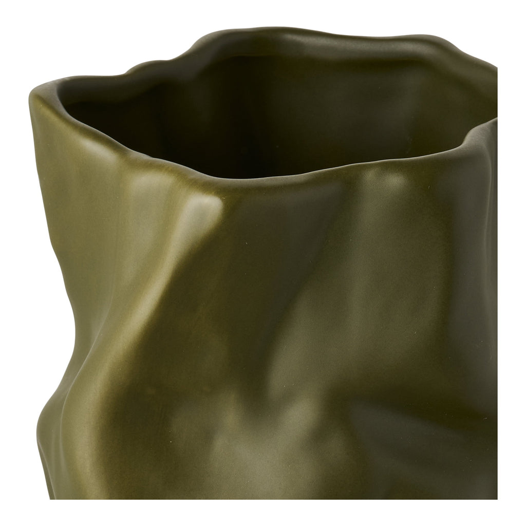 Détail col irrégulier et plis organiques froissés vase céramique vert olive mat