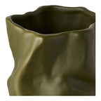 Détail col irrégulier et plis organiques froissés vase céramique vert olive mat