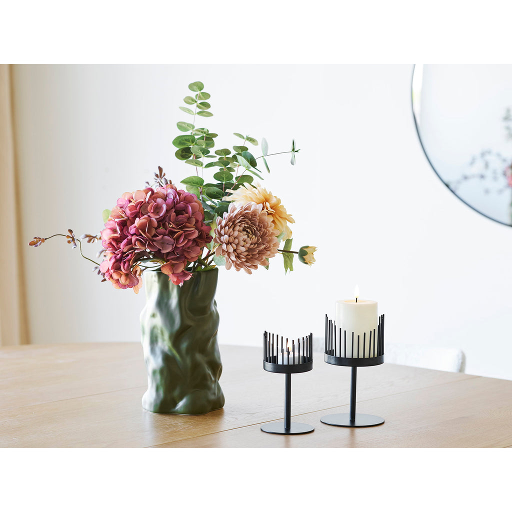 Vase céramique vert olive froissé avec hortensias dahlias table bois salon