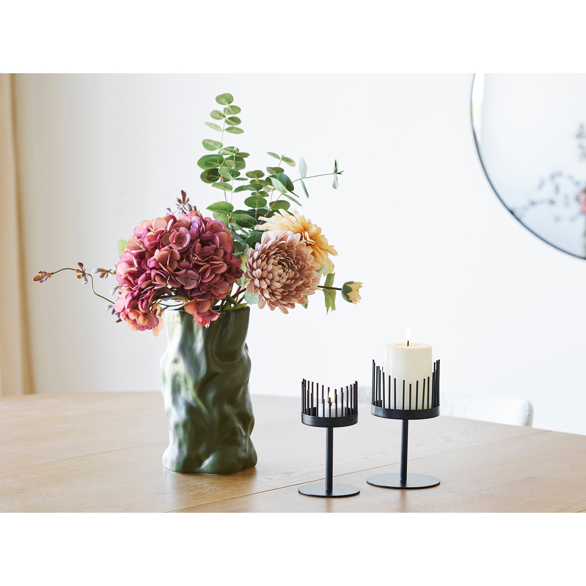 Vase céramique vert olive froissé avec hortensias dahlias table bois salon