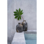 Vase Classy en terre cuite grise et rotin 24 cm en situation