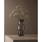 Vase Cubes en verre recyclé gris 27 cm en situation