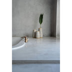 Vase Cutie en terre cuite grise et raphia 22 cm en situation