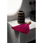 Vase Cutie en terre cuite noire et raphia 22 cm en situation