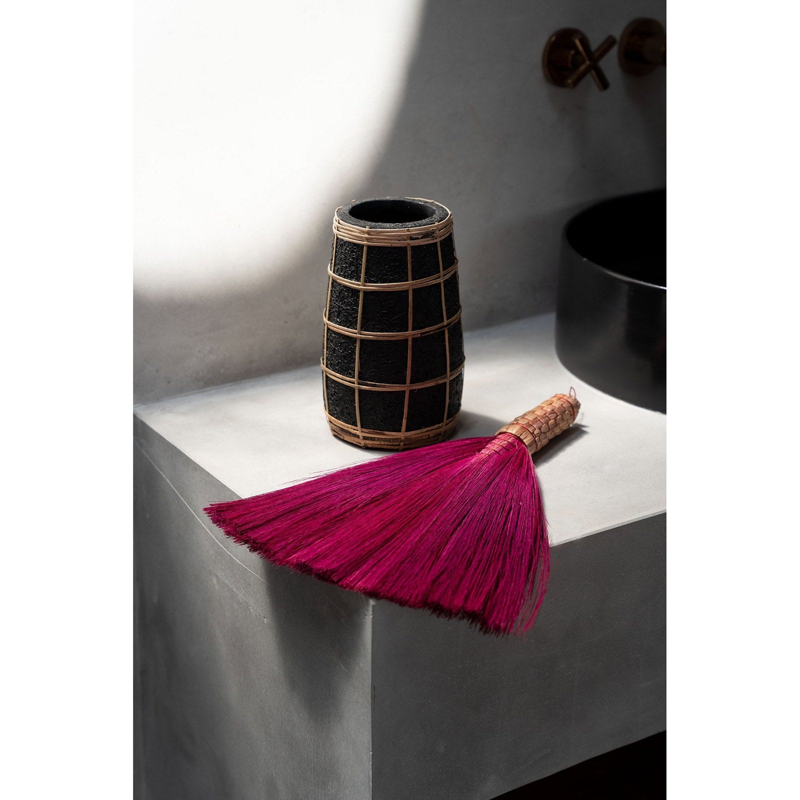 Vase Cutie en terre cuite noire et raphia 22 cm en situation
