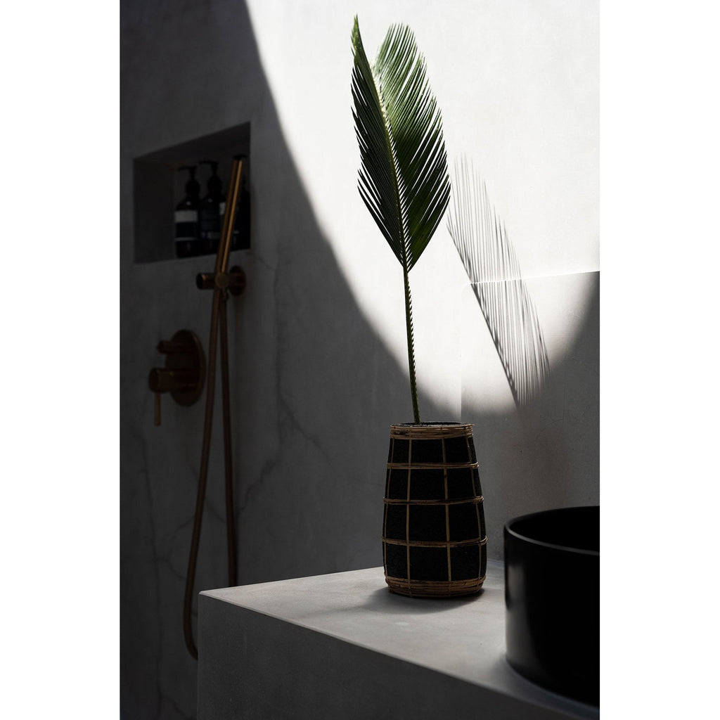 Vase Cutie en terre cuite noire et raphia 22 cm, vue 3