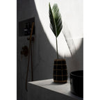 Vase Cutie en terre cuite noire et raphia 22 cm, vue 3