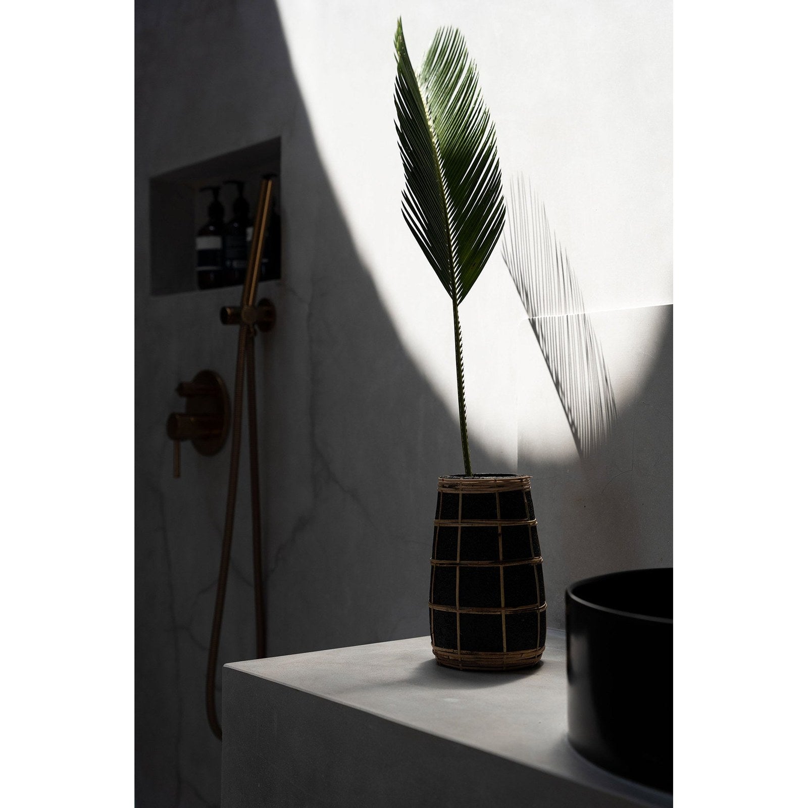 Vase Cutie en terre cuite noire et raphia 22 cm, vue 3