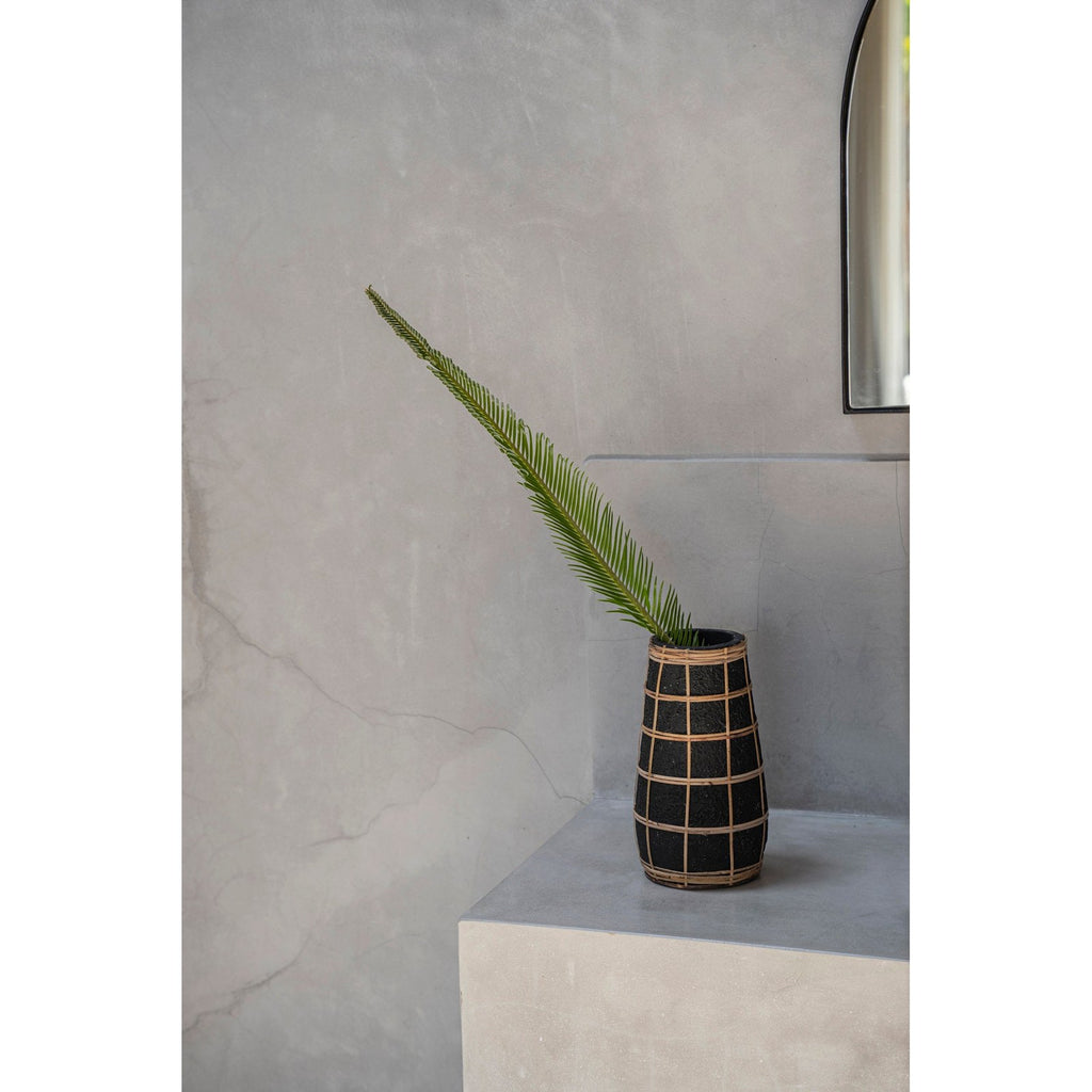 Vase Cutie en terre cuite noire et raphia 26 cm en situation