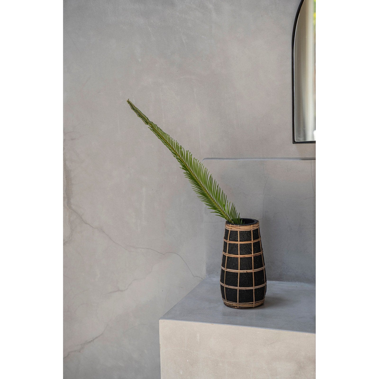 Vase Cutie en terre cuite noire et raphia 26 cm en situation