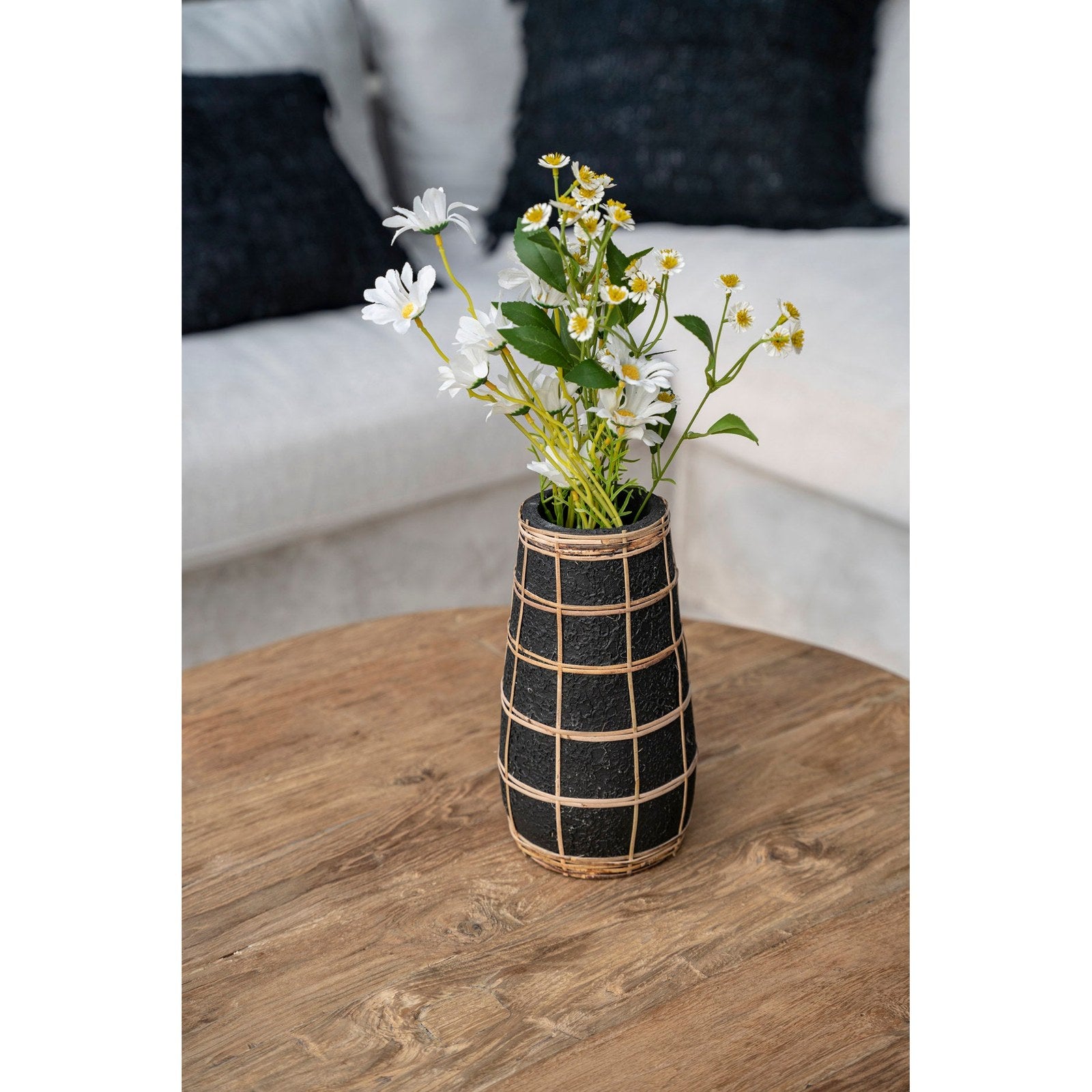 Vase Cutie en terre cuite noire et raphia 31 cm en situation