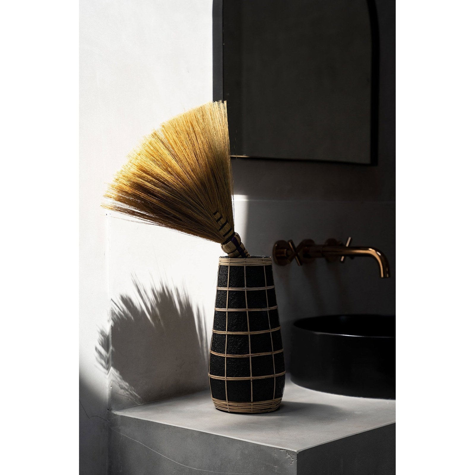 Vase Cutie en terre cuite noire et raphia 31 cm, vue 3