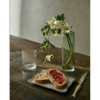Vase cylindre Tall Vert en verre recyclé 26 cm en situation
