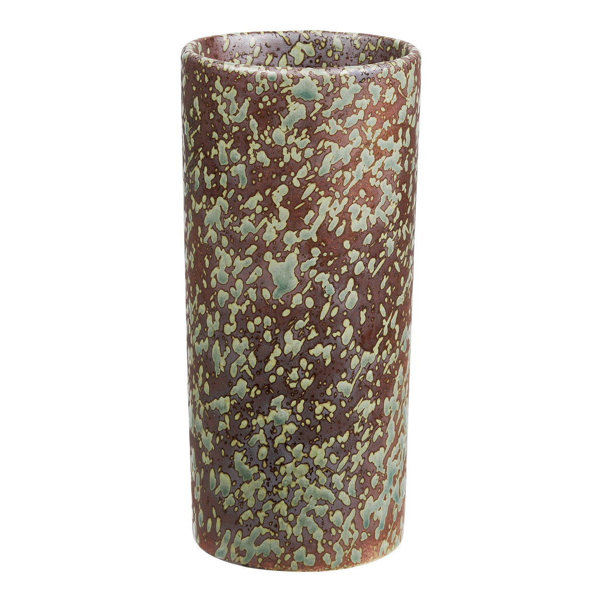 Vase cylindrique en céramique émaillée à mouchetures vert forêt sur fond brun foncé vue de face