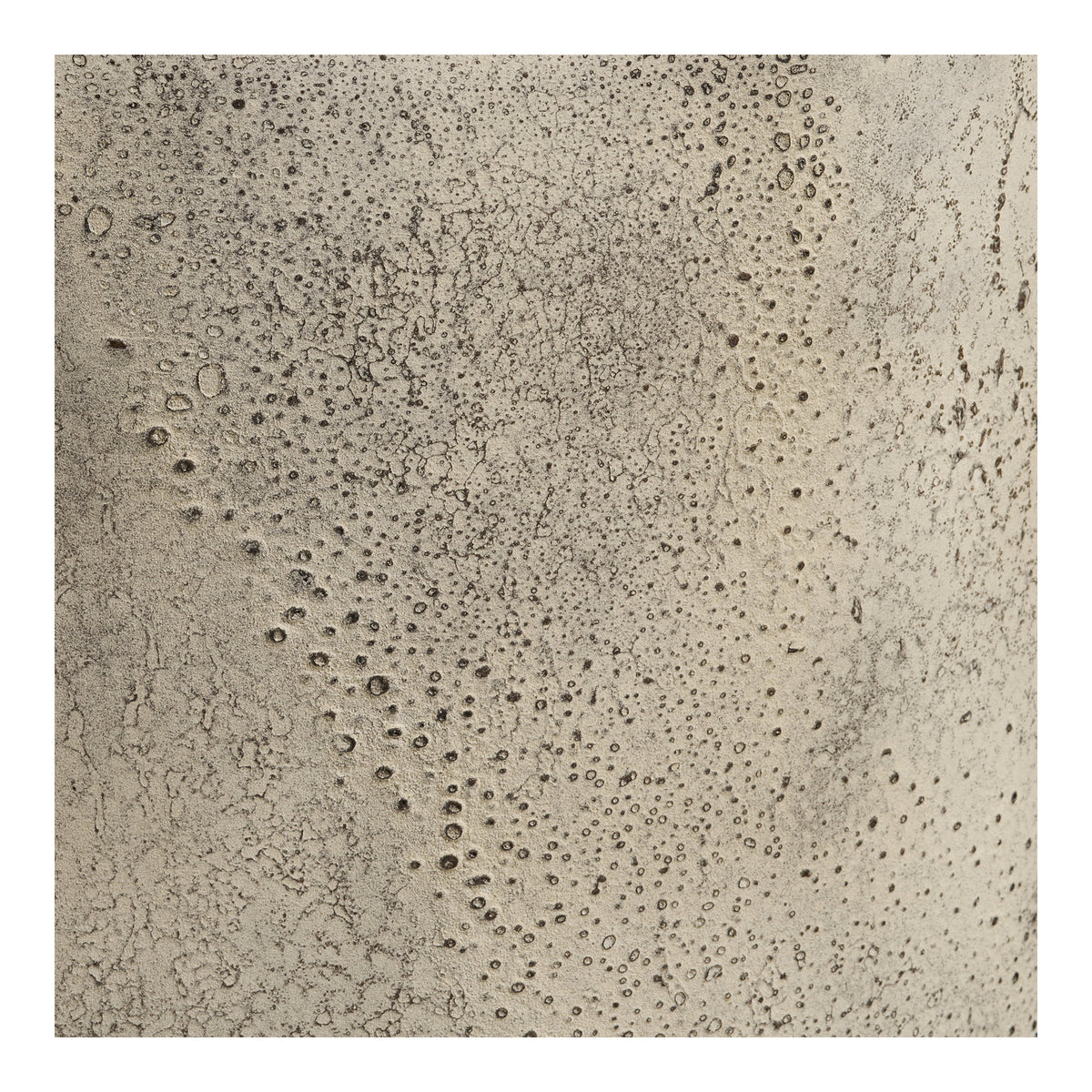 Texture alvéolée effet pierre du vase Hou H 60 cm sous une lumière plus chaude