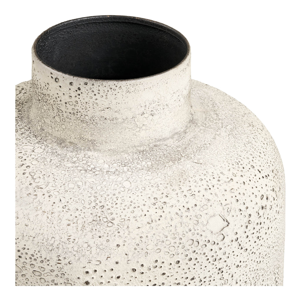 Détail col vase Hou métal beige antique alvéolé intérieur laqué noir mat artisanal