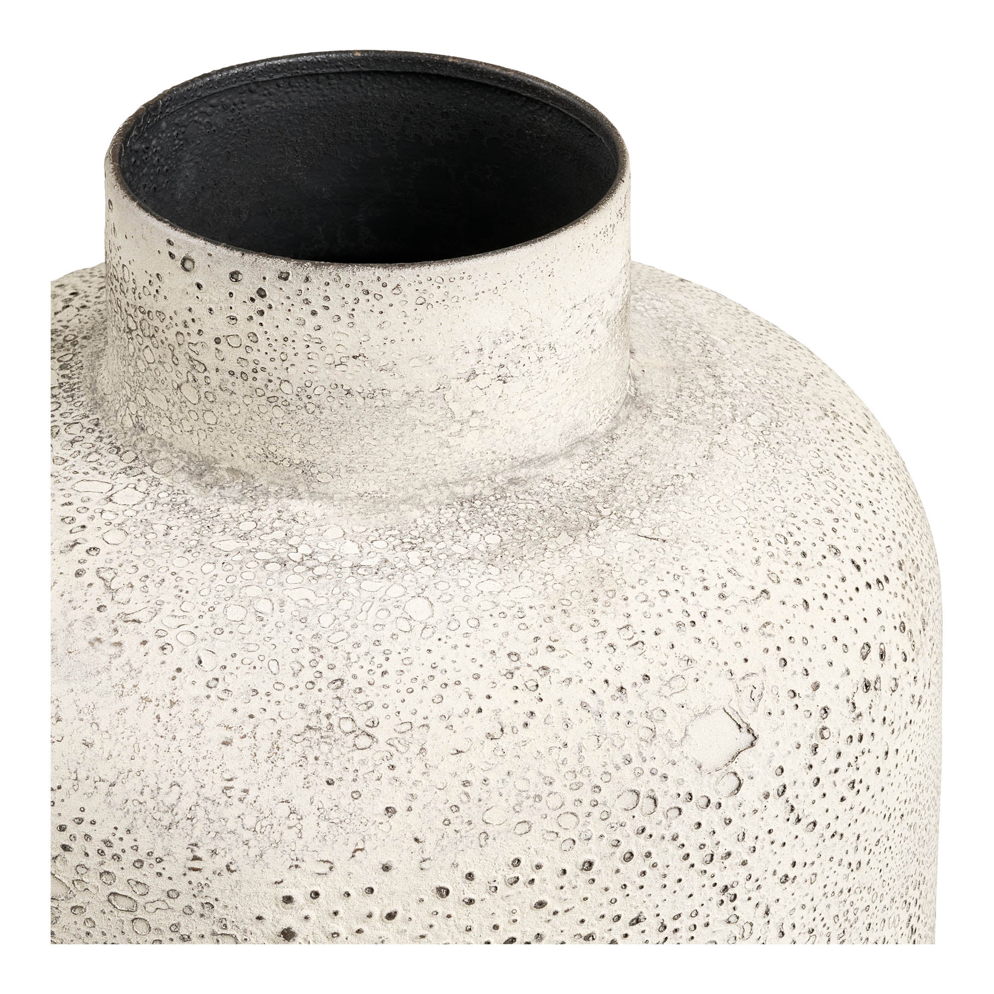 Détail col vase Hou métal beige antique alvéolé intérieur laqué noir mat artisanal
