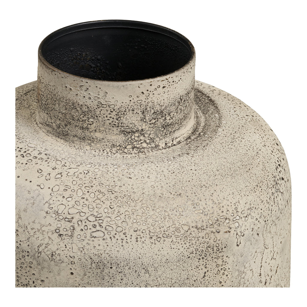 Détail col vase Hou métal beige doré antique intérieur noir mat lumière chaude rasante