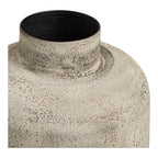 Détail col vase Hou métal beige doré antique intérieur noir mat lumière chaude rasante