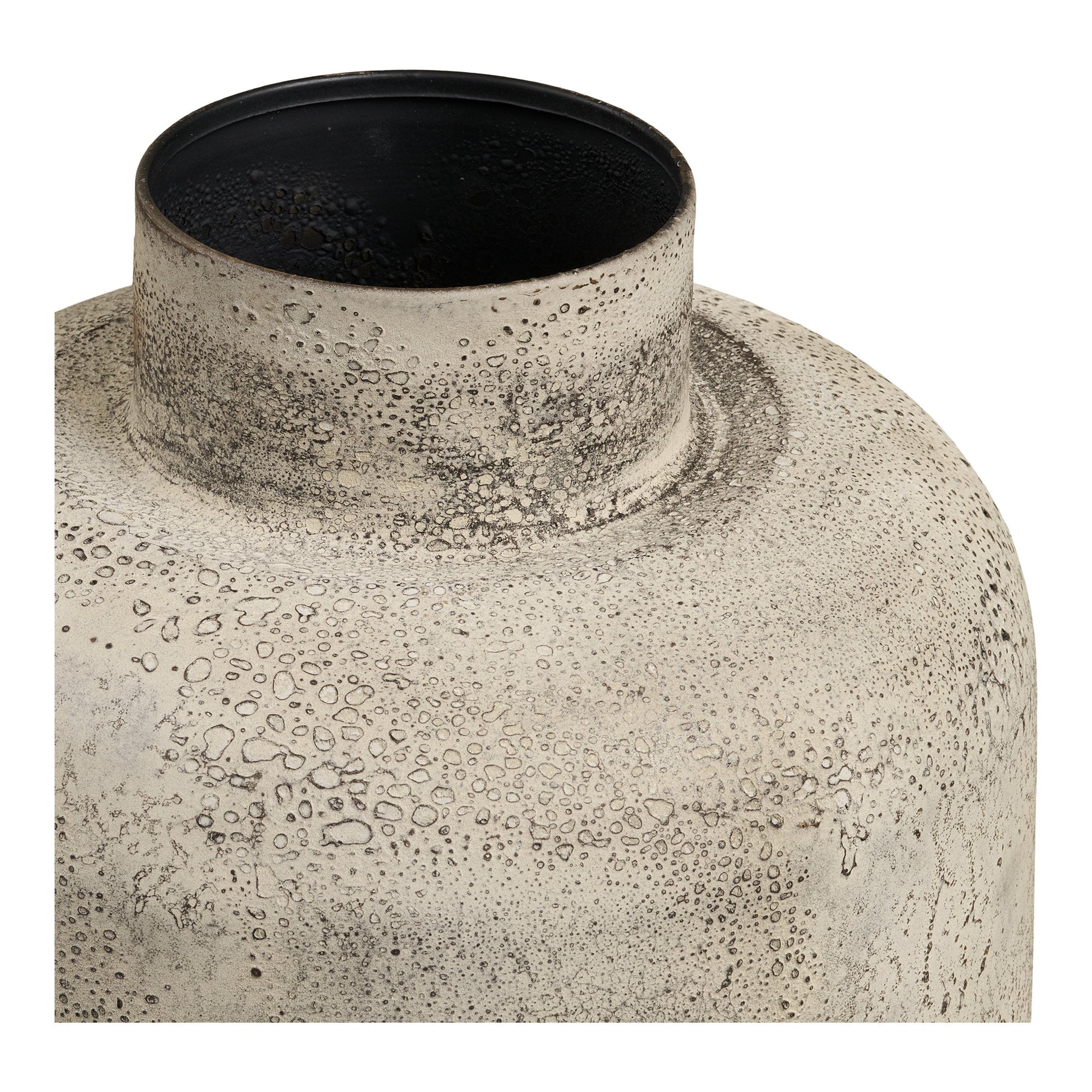 Détail col vase Hou métal beige doré antique intérieur noir mat lumière chaude rasante