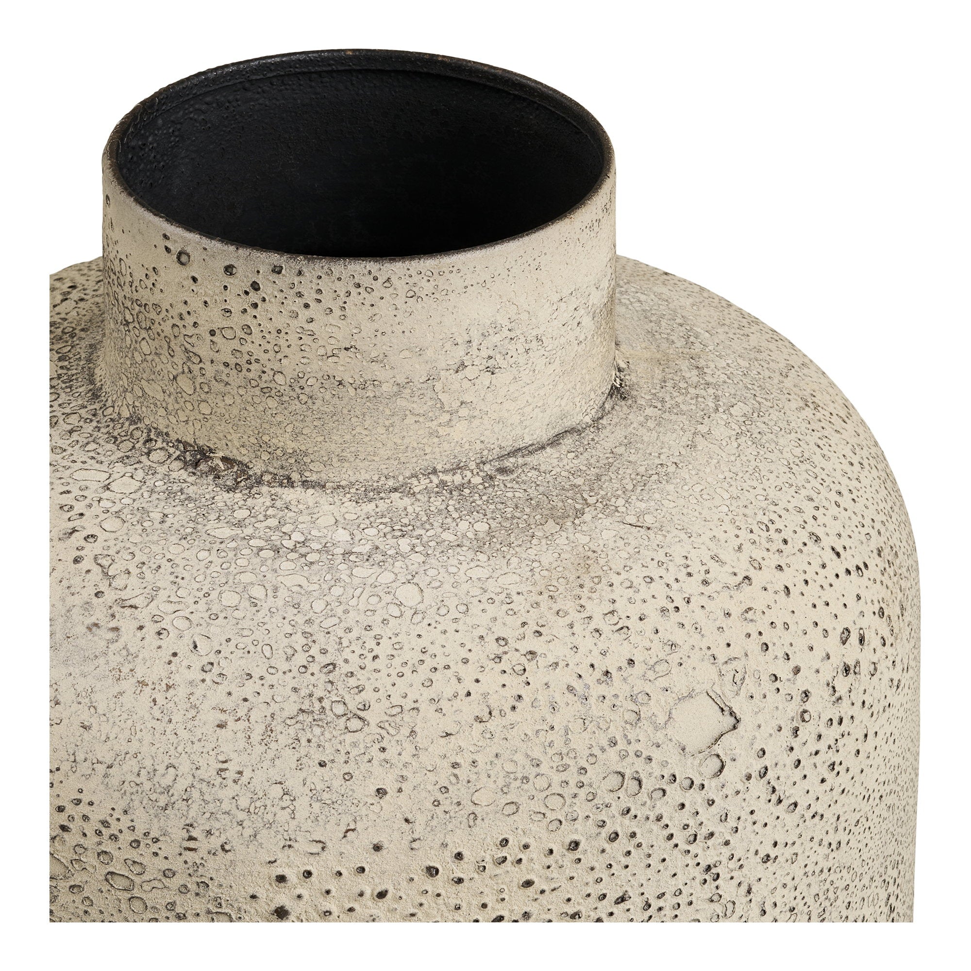 Détail col cylindrique vase Hou métal beige doré antique intérieur noir mat lumière chaude