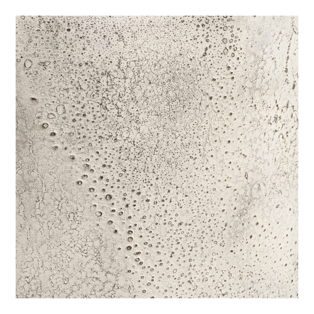 Détail texture micro-alvéolée métal patiné beige clair vase Hou H60 gros plan surface