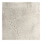 Détail texture micro-alvéolée métal patiné beige clair vase Hou H60 gros plan surface