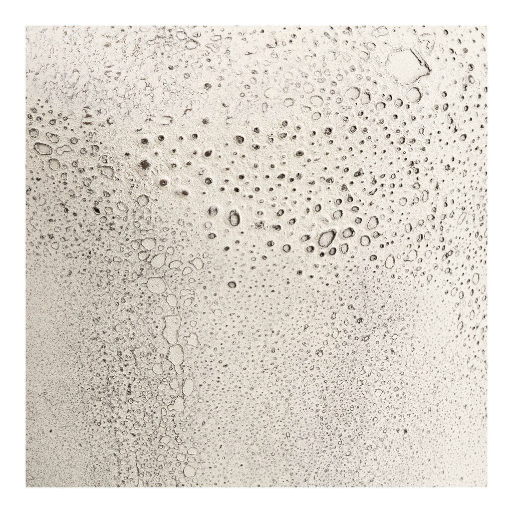 Détail texture alvéolée métal patiné beige clair vase Hou gros plan surface pierre ancienne