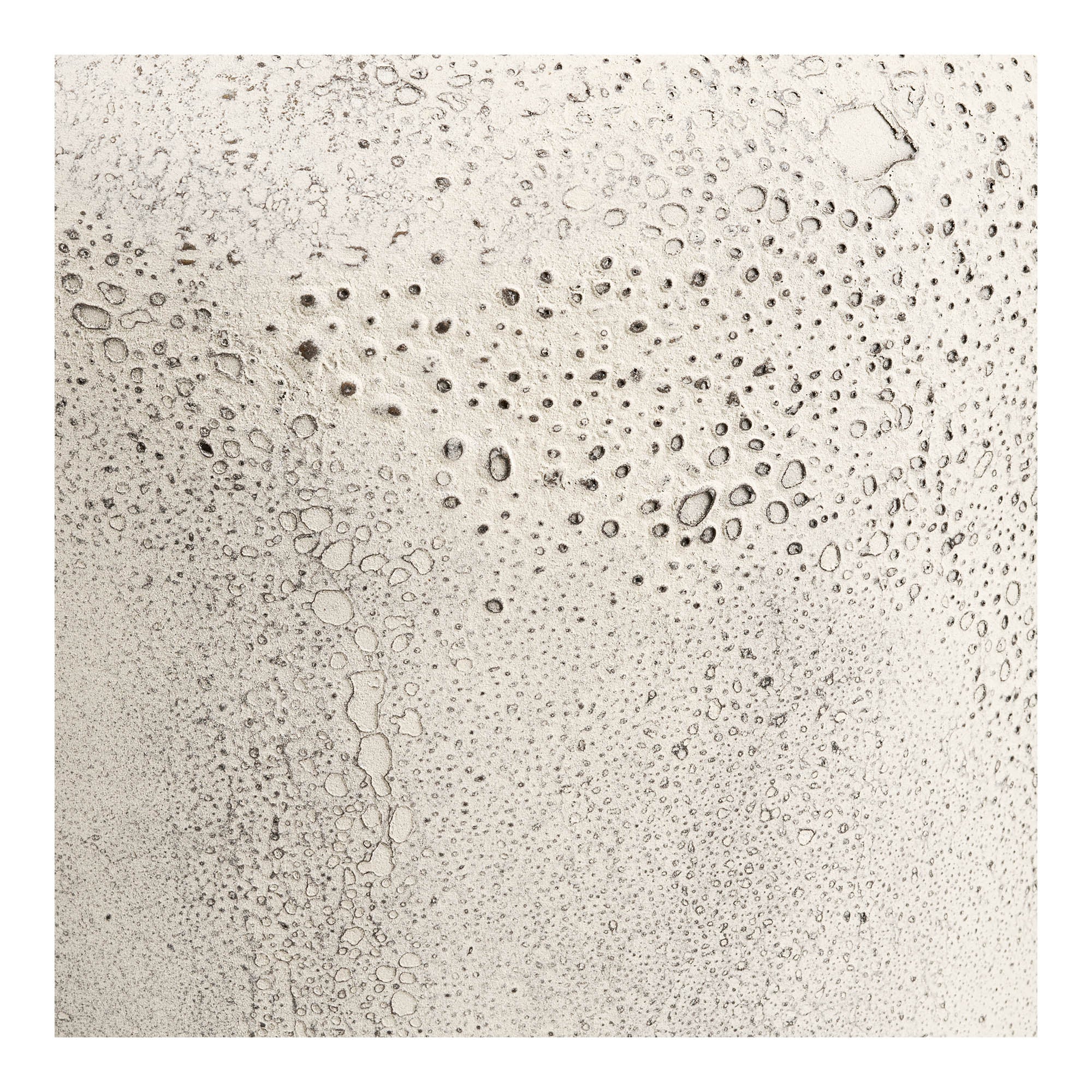 Détail texture alvéolée métal patiné beige clair vase Hou gros plan surface pierre ancienne