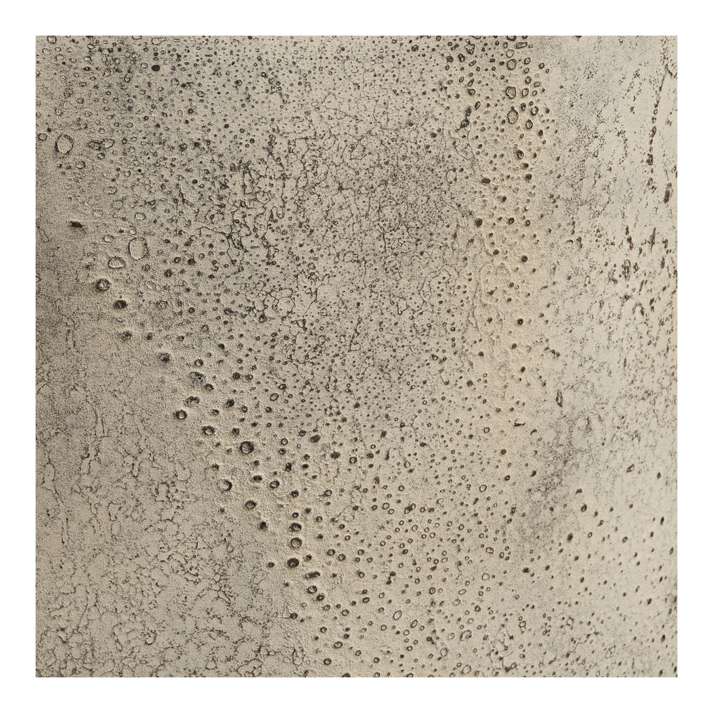Détail texture alvéolée métal beige doré patiné vase Hou 60 cm gros plan artisanal