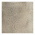 Détail texture alvéolée métal beige doré patiné vase Hou 60 cm gros plan artisanal