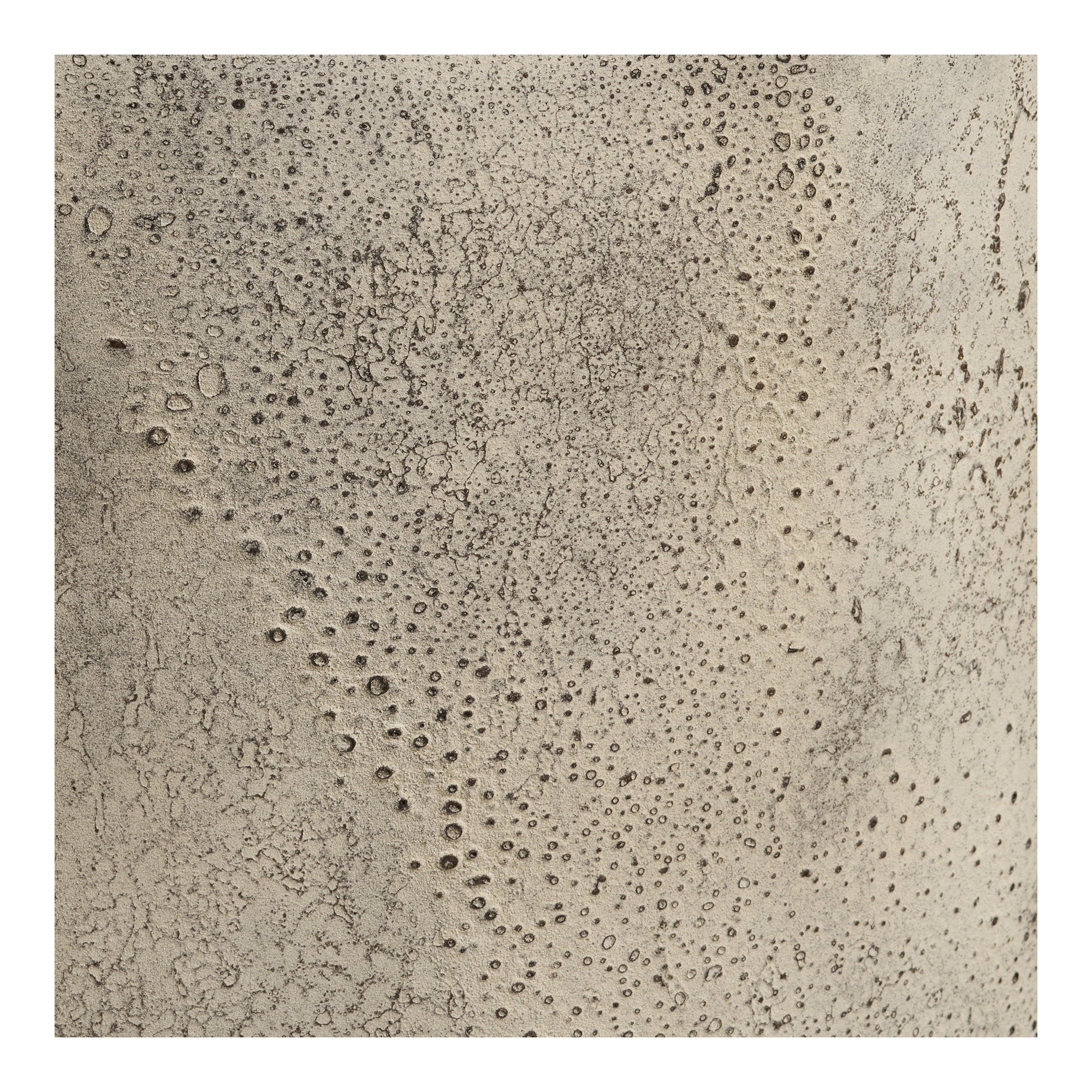 Détail texture alvéolée métal beige doré patiné vase Hou 60 cm gros plan artisanal