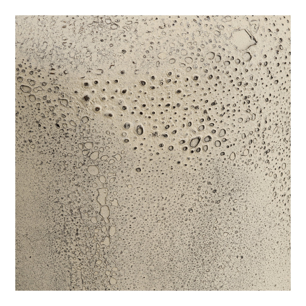 Détail texture alvéolée métal beige doré patiné vase Hou gros plan surface artisanale