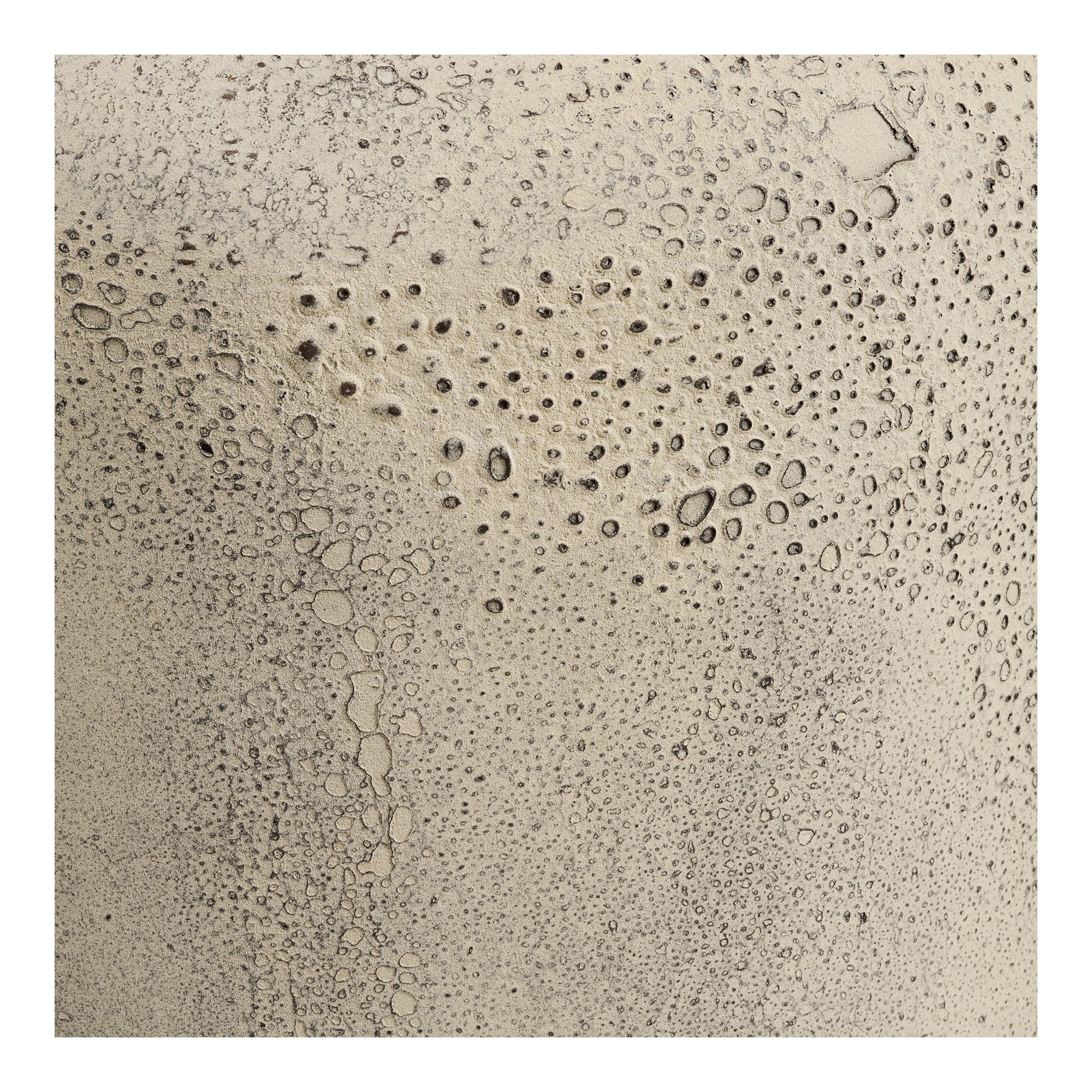 Détail texture alvéolée métal beige doré patiné vase Hou gros plan surface artisanale