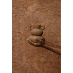 Vase Earthen Balance en terre cuite sable 18 cm en situation