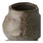 Détail du col resserré et de la surface mouchetée mate du vase en céramique