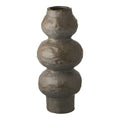 Vase en céramique gris taupe moucheté à trois renflements vu de face sur fond blanc