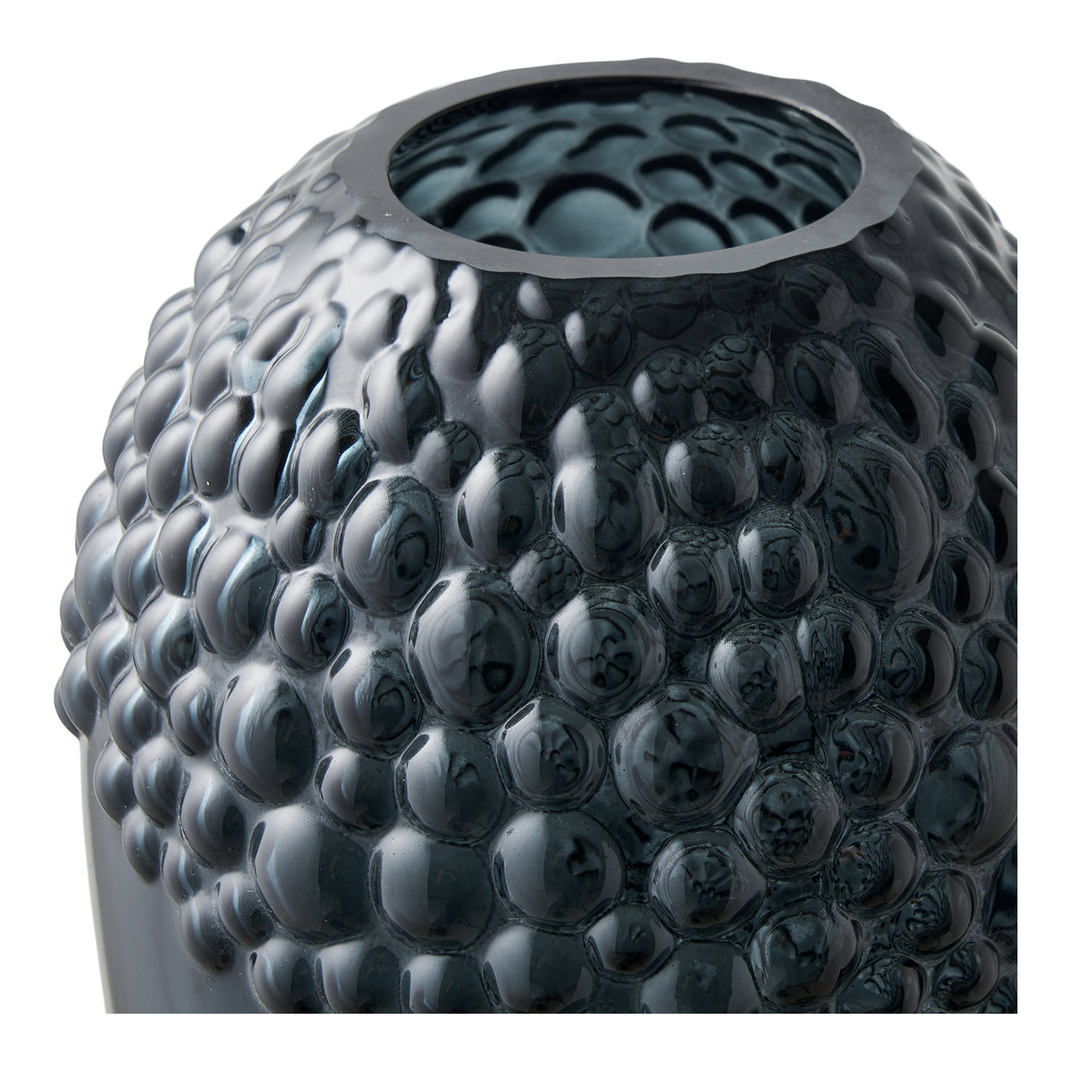 Gros plan sur le relief de bulles et le col du vase en verre gris ardoise