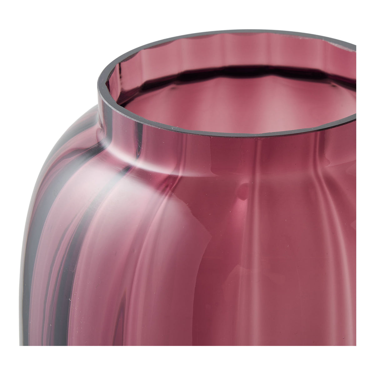 Détail du col droit et des côtes du vase en verre soufflé rouge châtaigne
