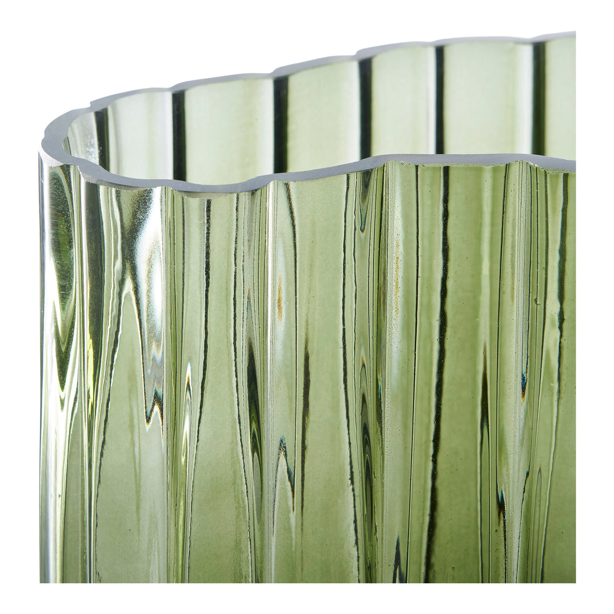 Détail du bord plat et des stries verticales du vase en verre vert fumé