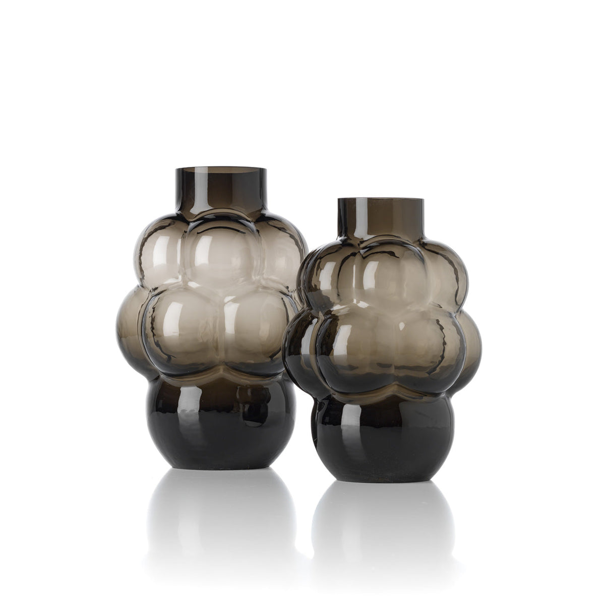Vases Grape H 25 cm et H 21 cm en verre gris fumé côte à côte vus de face